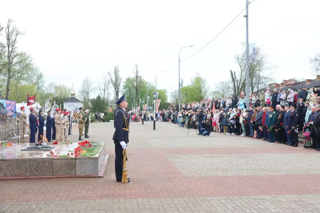 Юхнов помнит! В городе воинской доблести прошёл торжественный митинг «Победный май: жив...