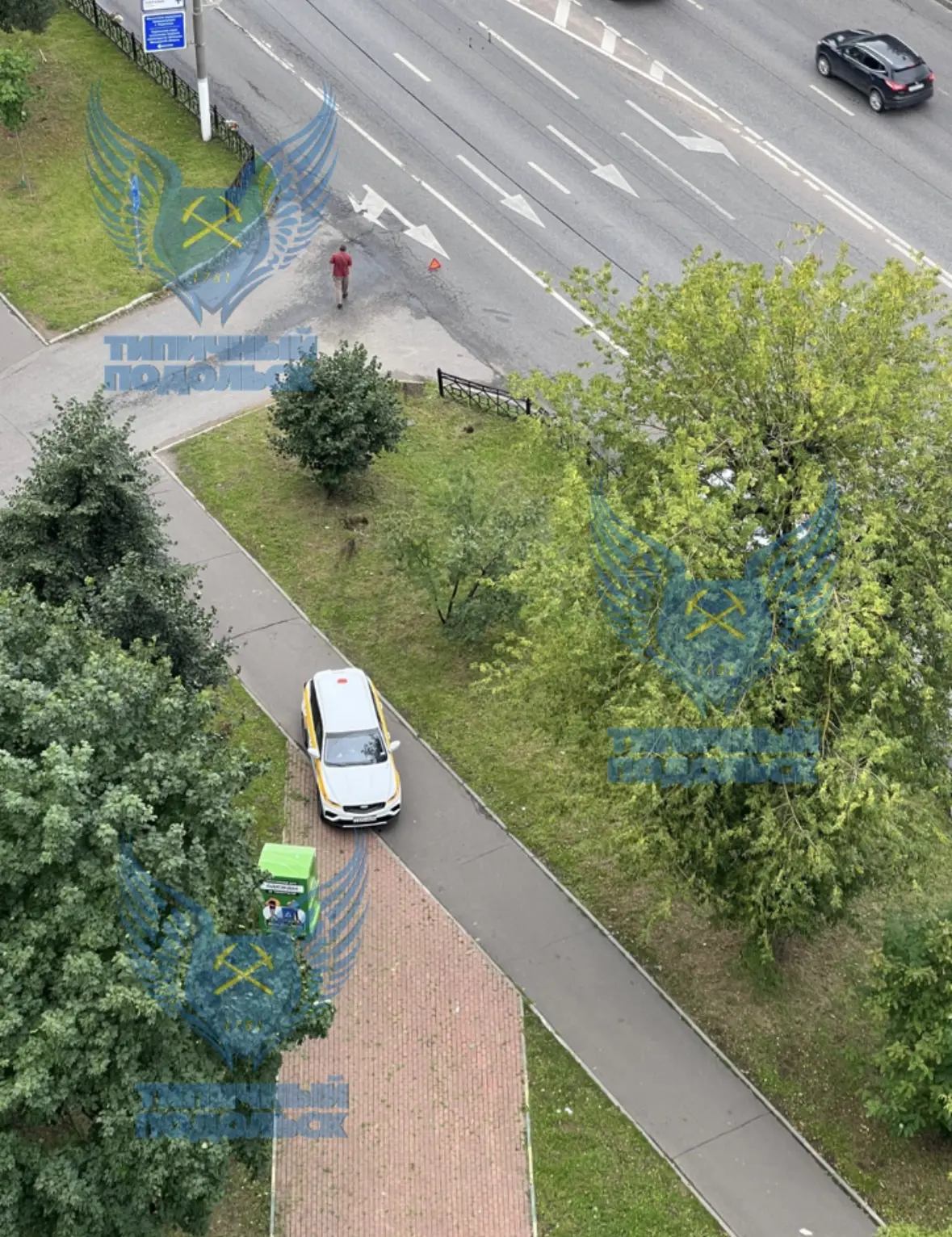 На Кирова 5 был обнаружен мастер парковки 

Таксист решил припарковать автомобиль на тротуаре