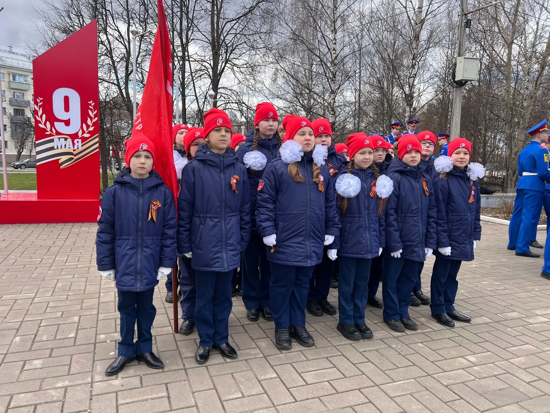 🇷🇺 ЮНАРМИЯ 🇷🇺  ✅ Торжественное мероприятие в Парке Победы собрало юнармейцев и горожан, чтобы почтит