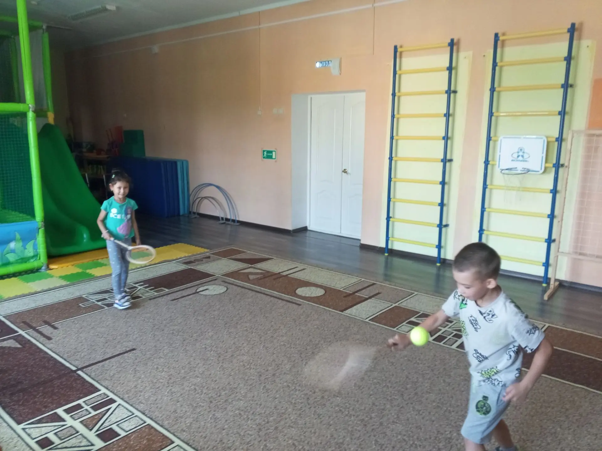 Сегодня прошли спортивные и подвижные игры с элементами большого и настольного тенниса ...