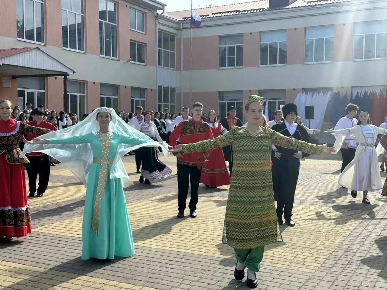 Ну вот и всё… Отзвенел последний звонок! 🔔✨  В школе №9 старшеклассники официально распрощались со ш