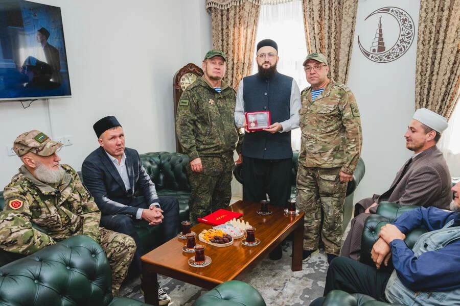 👏🎖️ Муфтия Татарстана Камиля Самигуллина наградили медалью ВДВ