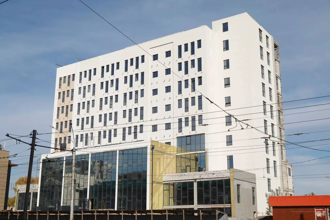 В Барнауле обшивают стены легендарного долгостроя