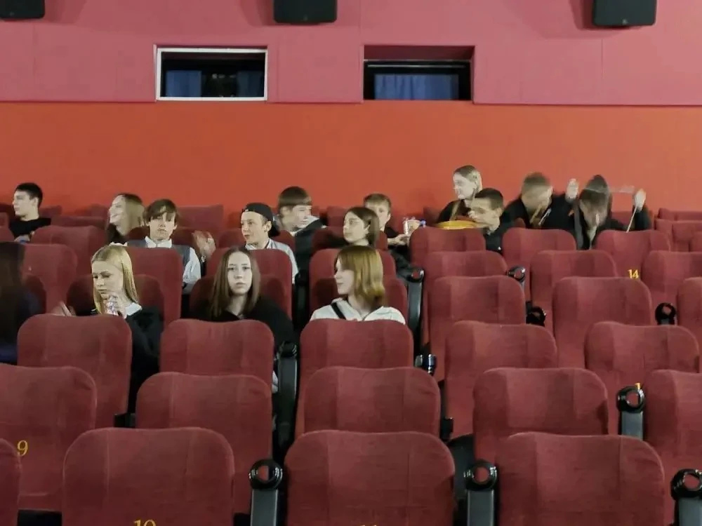 Сегодня ученики 8 «Б» класса отправились в кинотеатр — посмотреть исторический фильм «Ангелы Ладоги»