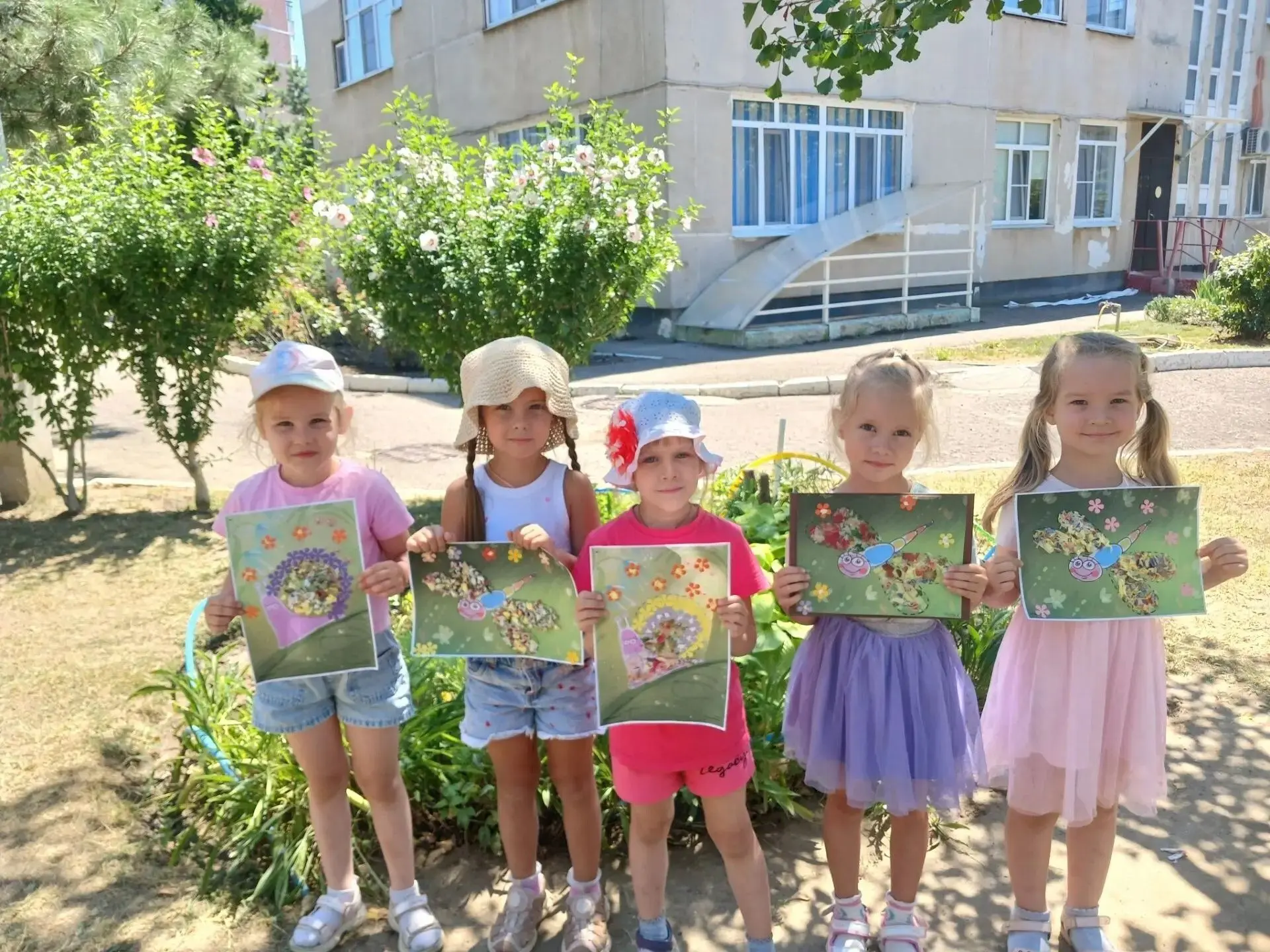 У ребят 5 группы прошло занятие по аппликации на тему: " Насекомые " нетрадиционным спо...