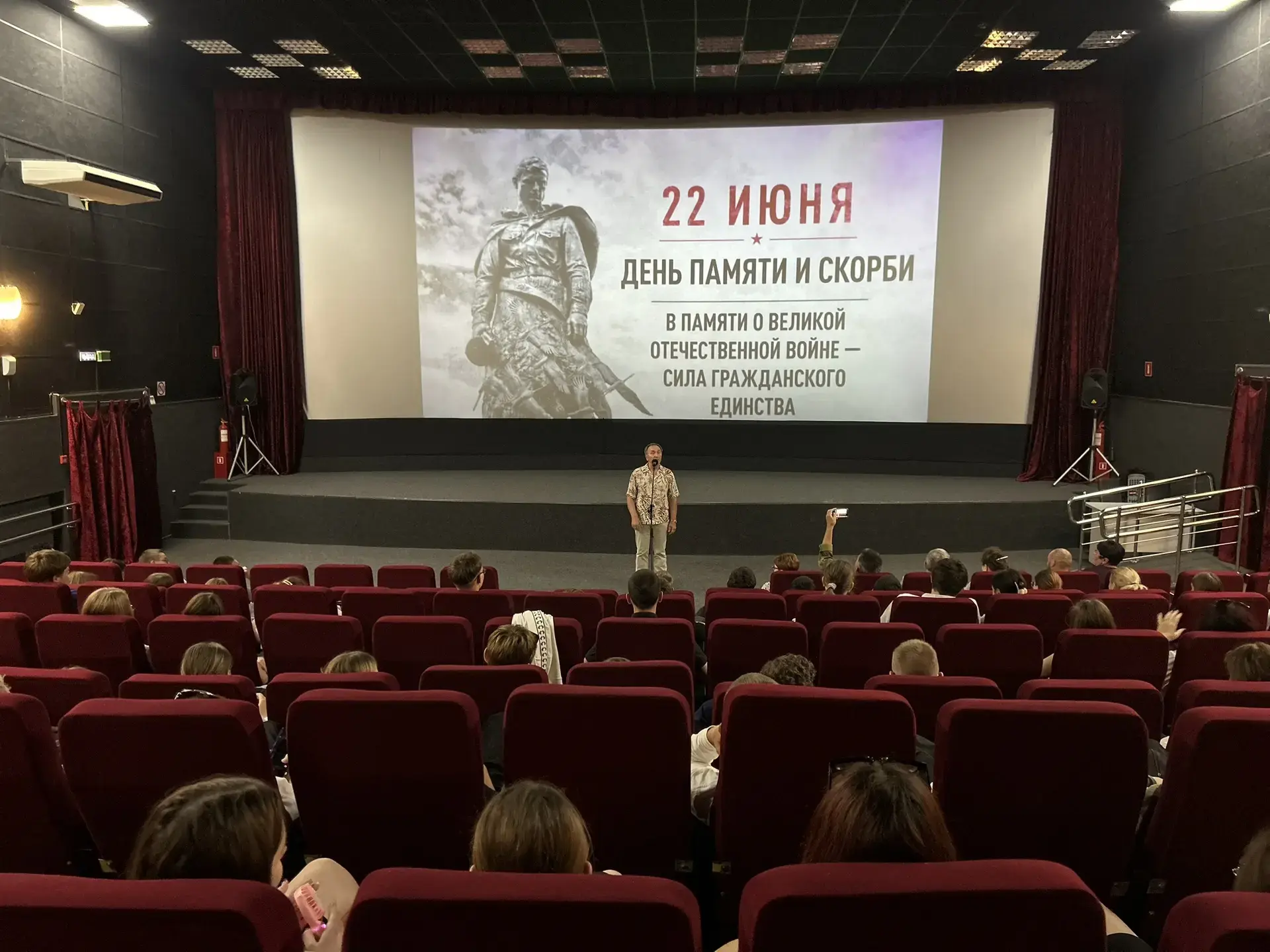 Детство, оборванное войной: Встреча поколений в кинотеатре "Заря" в ТТКР 💔🎥🇷🇺
Сегодняшний день о