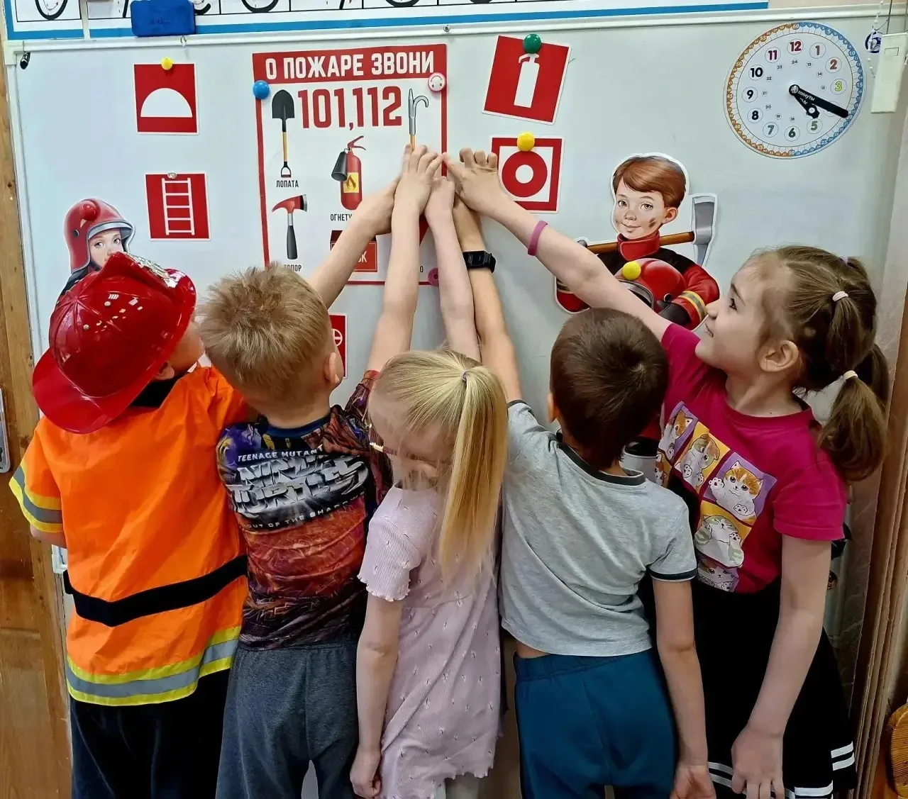 🧯ПОЖАРНАЯ БЕЗОПАСНОСТЬ!   👩‍🚒30 апреля - День Пожарной охраны!  В этот день мы провели в группах тем