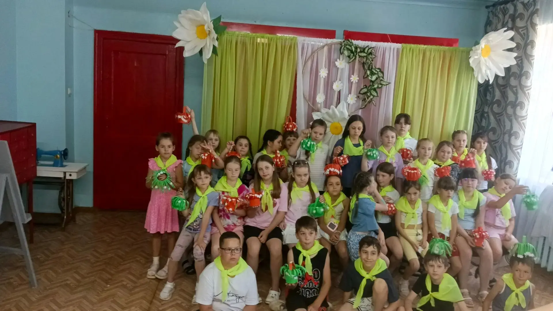 А вы любите ромашки? Наши ребята из ДОЛ "Тополёк" просто обожают! ✨ Сегодня мы посетили мастер-класс