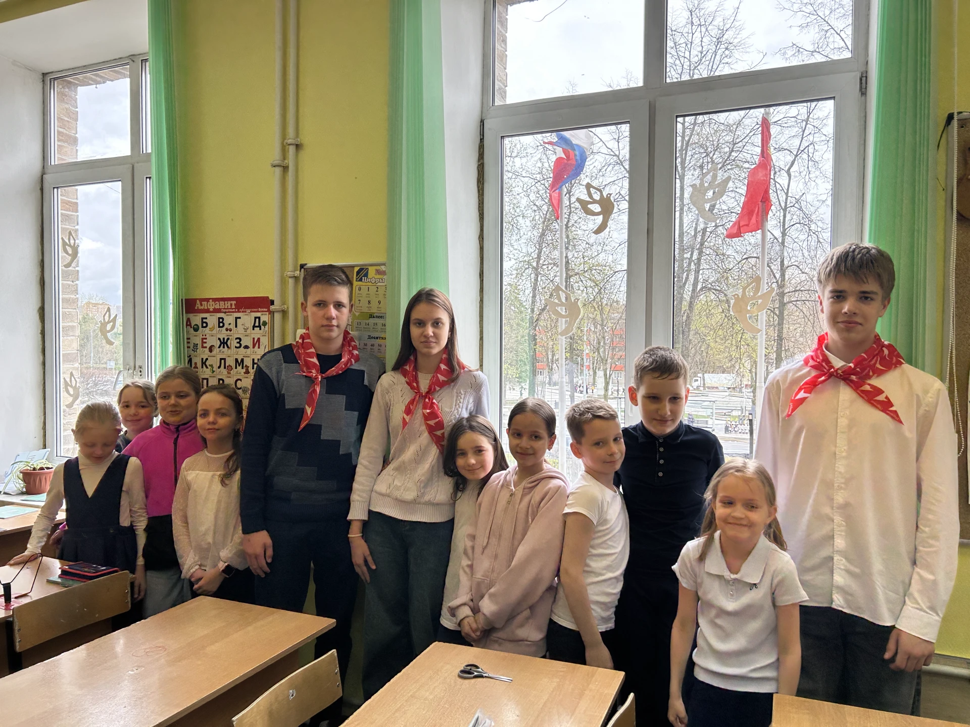 🎉 Акция «Окна Победы» в нашей школе! 🎉  Наши ученики украсили окна кабинетов к 9 Мая! 🎗️  Георгиевск