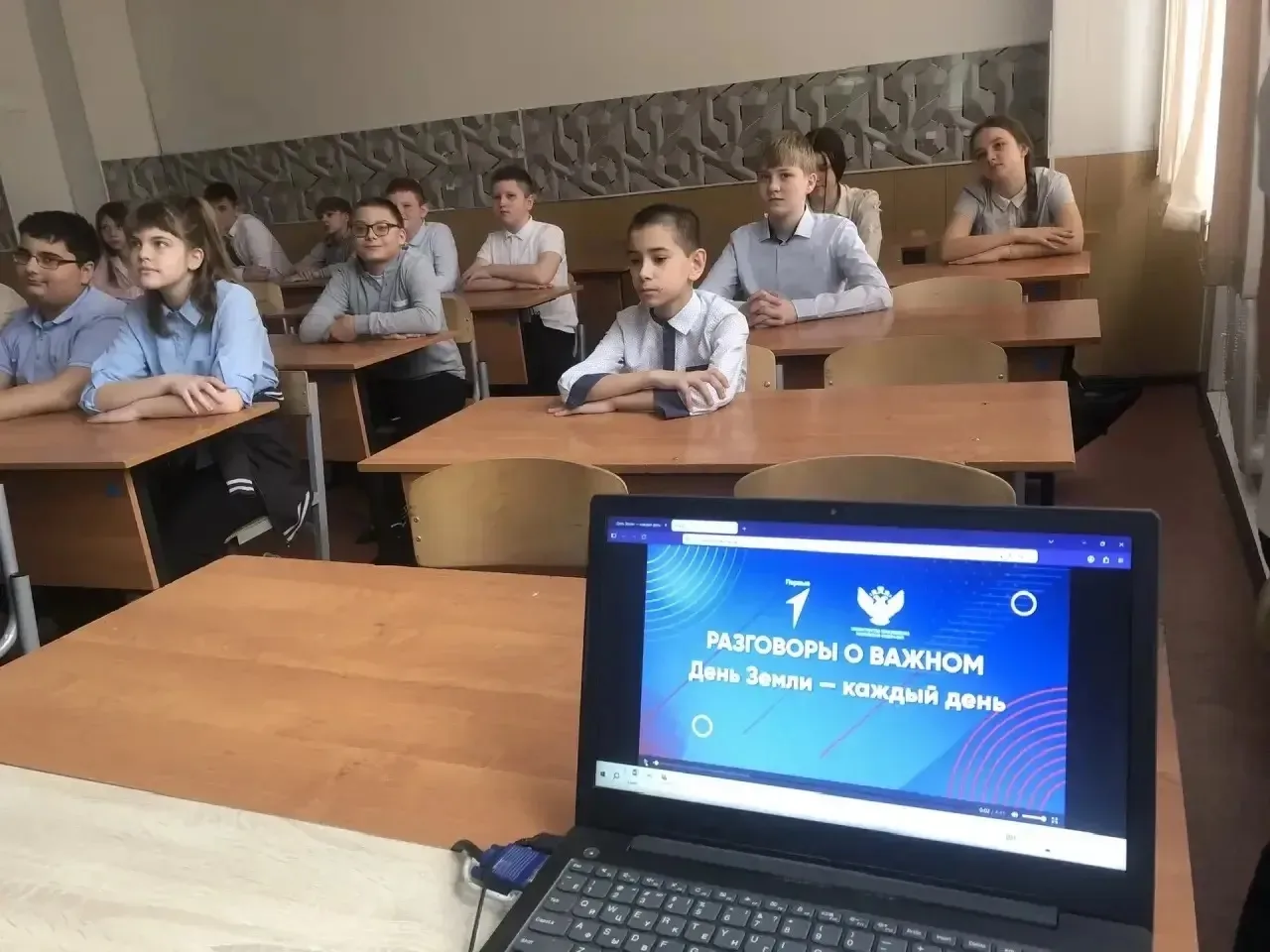 Патриотизм и Забота о Планете! 🌏  Сегодняшнее утро понедельника в МБОУ «Эффективная школа» (корпус 4