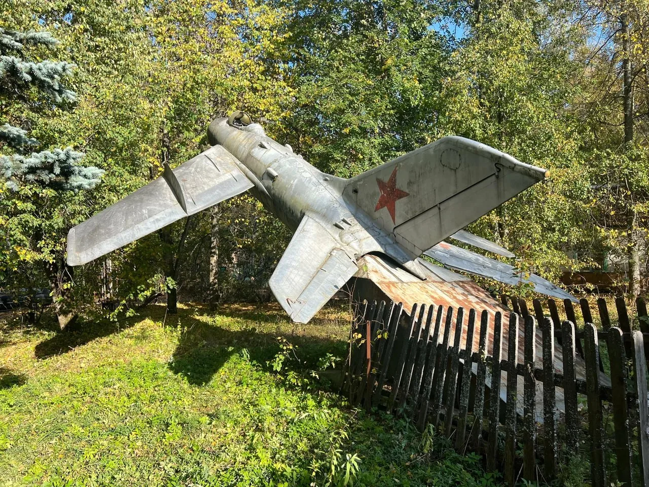 Заброшенный пионерлагерь с мозаичными панно и самолетом