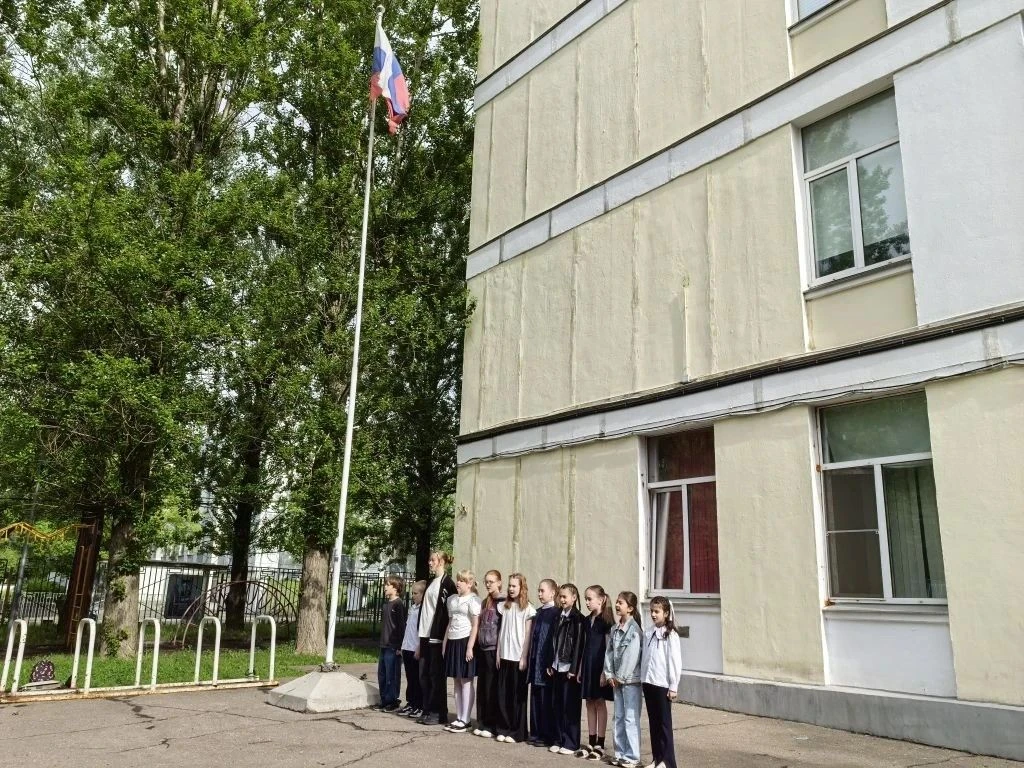 🇷🇺☀️ Сегодня в нашей школе прошла последняя в этом учебном году церемония поднятия Государственного 
