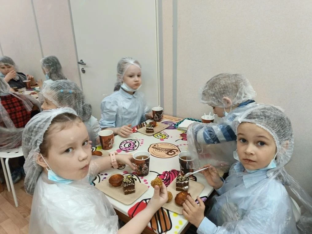 🍰✨ Сладкое приключение первоклассников! ✨🍰    Вчера учащиеся 1 «Г» класса отправились в настоящее сл