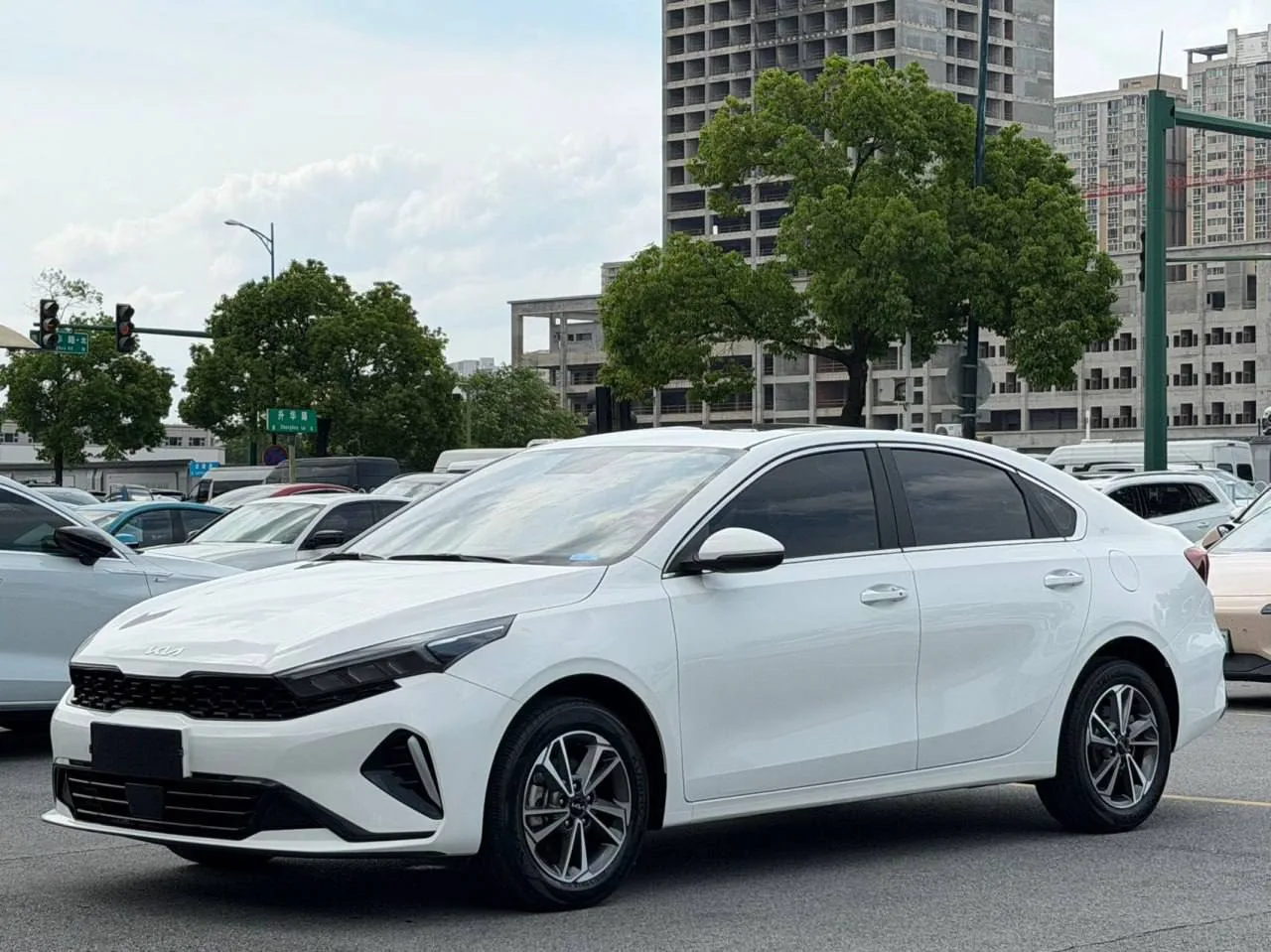 ✅ ДОСТУПЕН К ПОКУПКЕ 

KIA K3 ИЗ КИТАЯ 

- 2023 год 
- Двигатель: 1.5л., бензин, 115 л.с. 
- Трансми