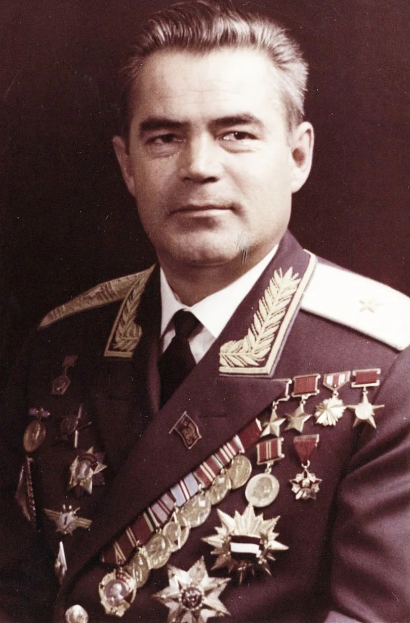 5 сентября родился космонавт № 3, первый космонавт, который работал на орбите без скафа...