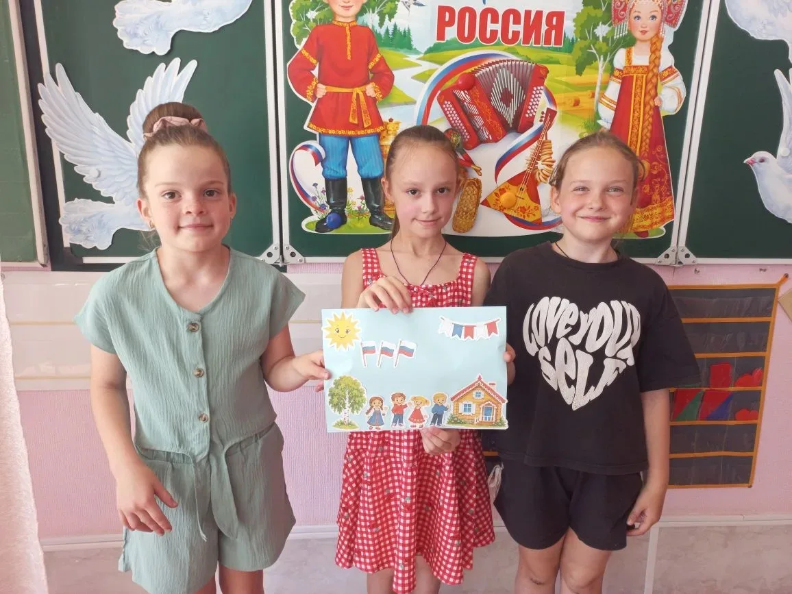 В дни летних каникул во 2 «А» классе прошло патриотическое мероприятие «Моя страна — Россия»! ️ Несм
