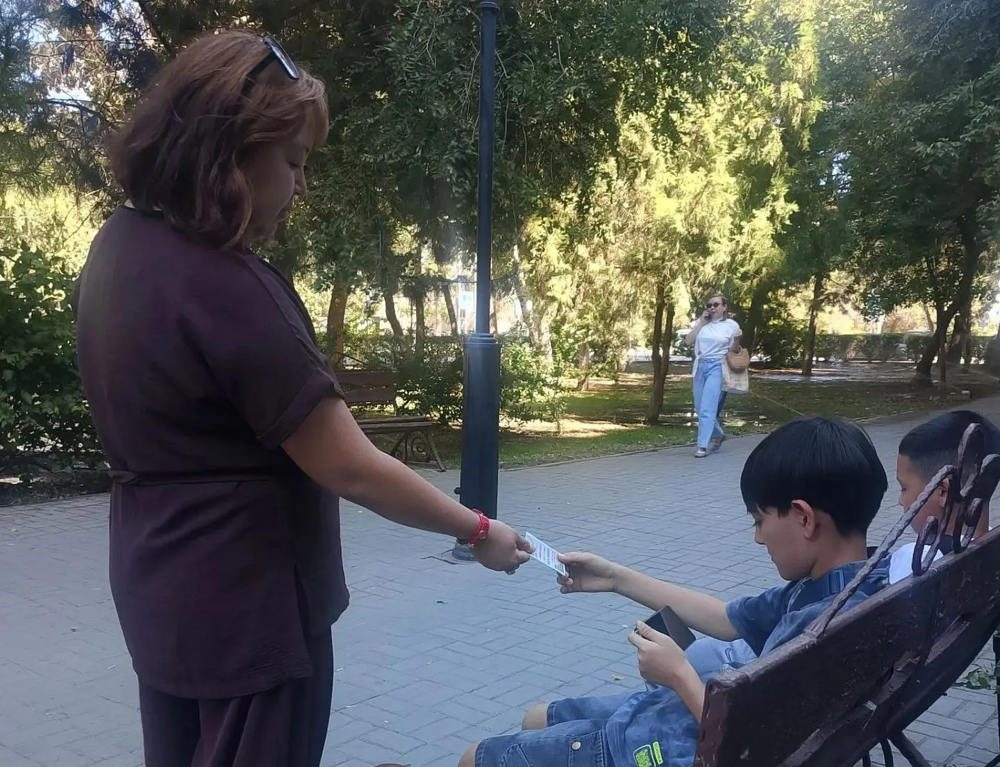 ☎ «Слушать и слышать»: специалисты Центра Исток провели рекламную уличную акцию