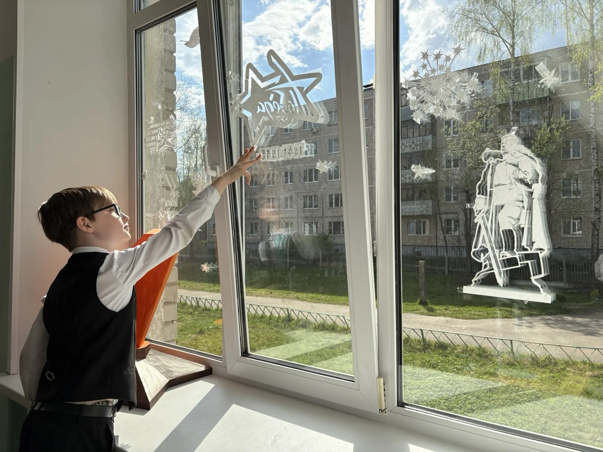 ⭐Наши окна засияли символами Победы!   🇷🇺Дорогие друзья! С гордостью сообщаем, что наша школа принял