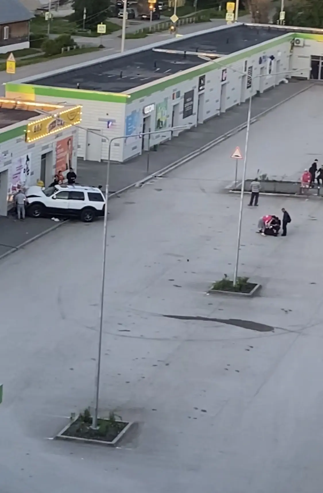 В Красноуфимске гонщик сбил человека и протаранил стену «Домостроя». 

Жители улицы 8 Марта в Красно
