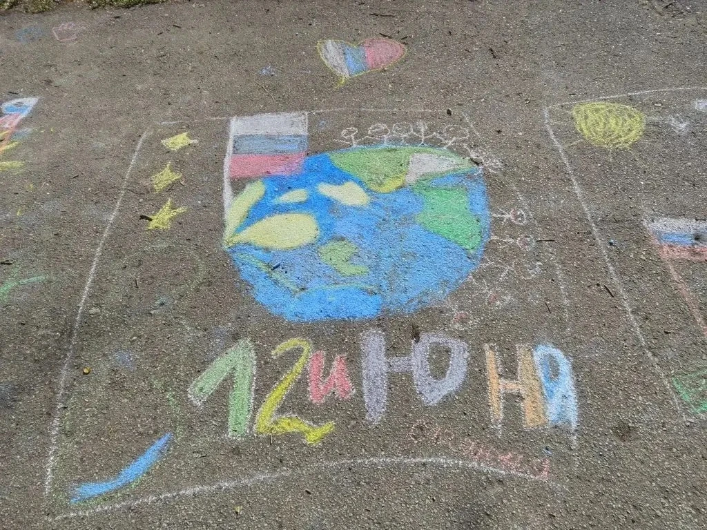Тебе, Россия, посвящается! 🇷🇺🎨

В преддверии Дня России в нашем пришкольном лагере прошел яркий и