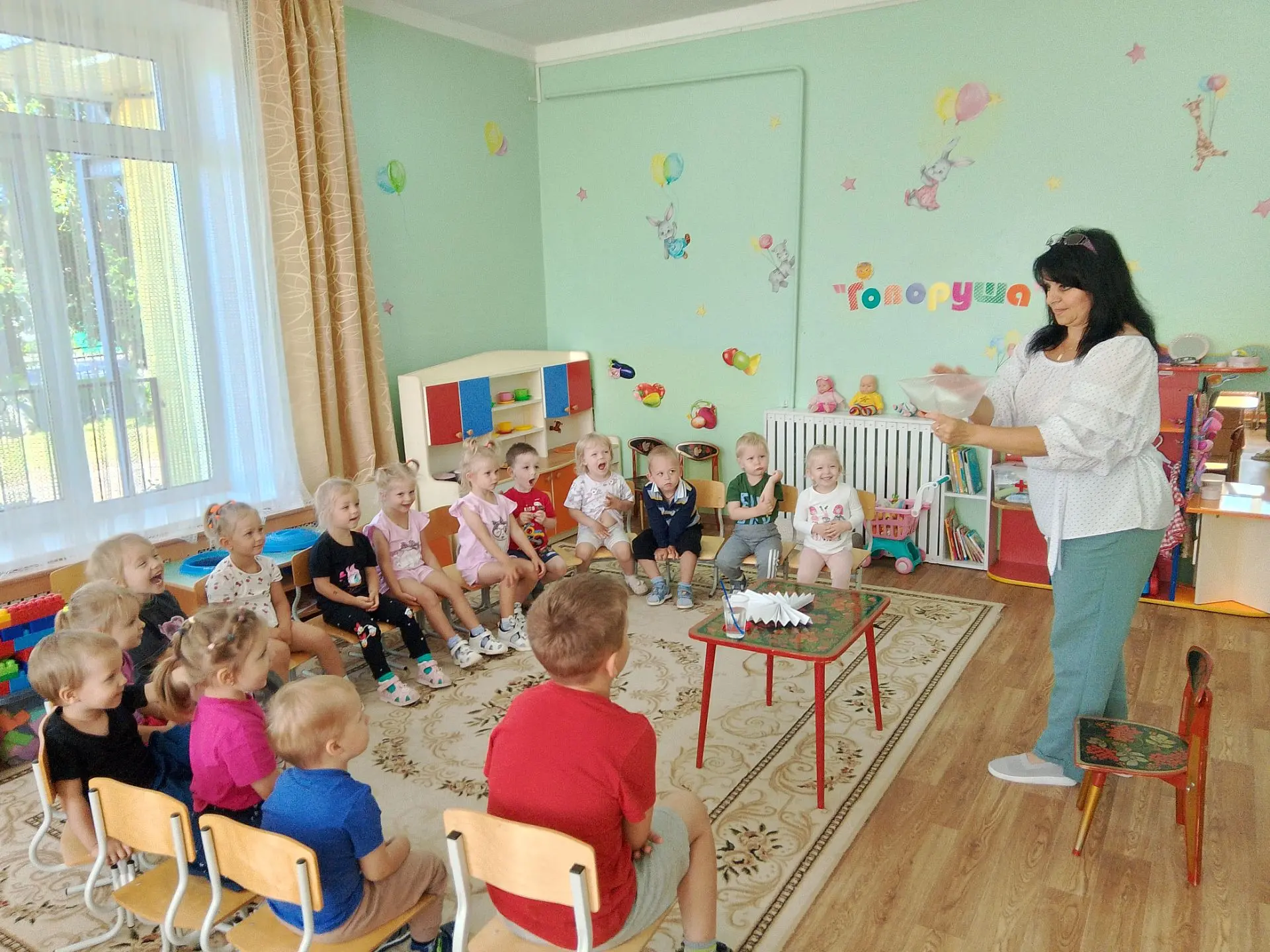 Сегодня мы с малышами группы «Солнышко»🌞 провели  эксперимент «Где прячется воздух?». Малыши ловили