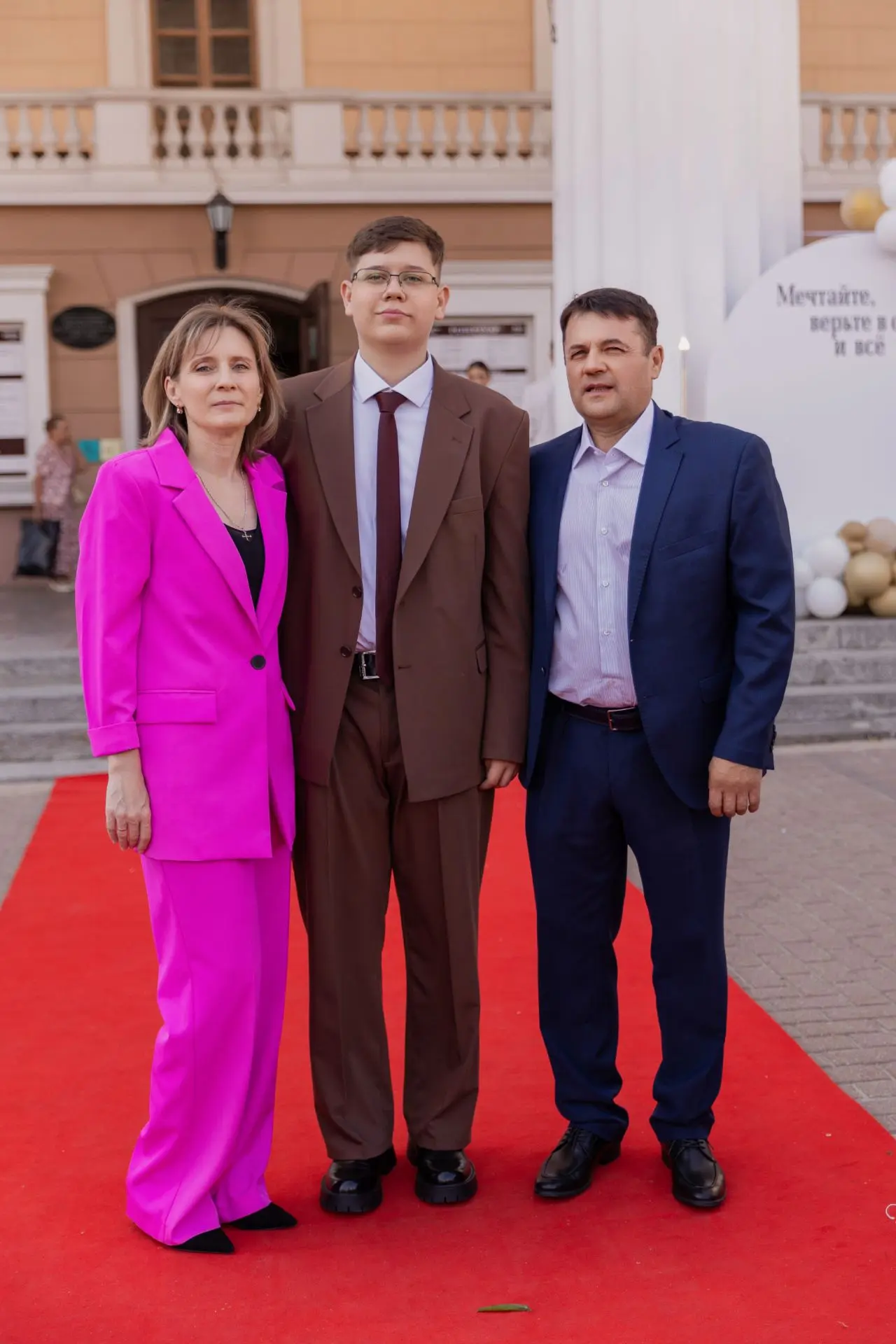 Так давно не писала личного! 
Пора)))
Событий полно . Выпускной отгуляли, документы подали на поступ