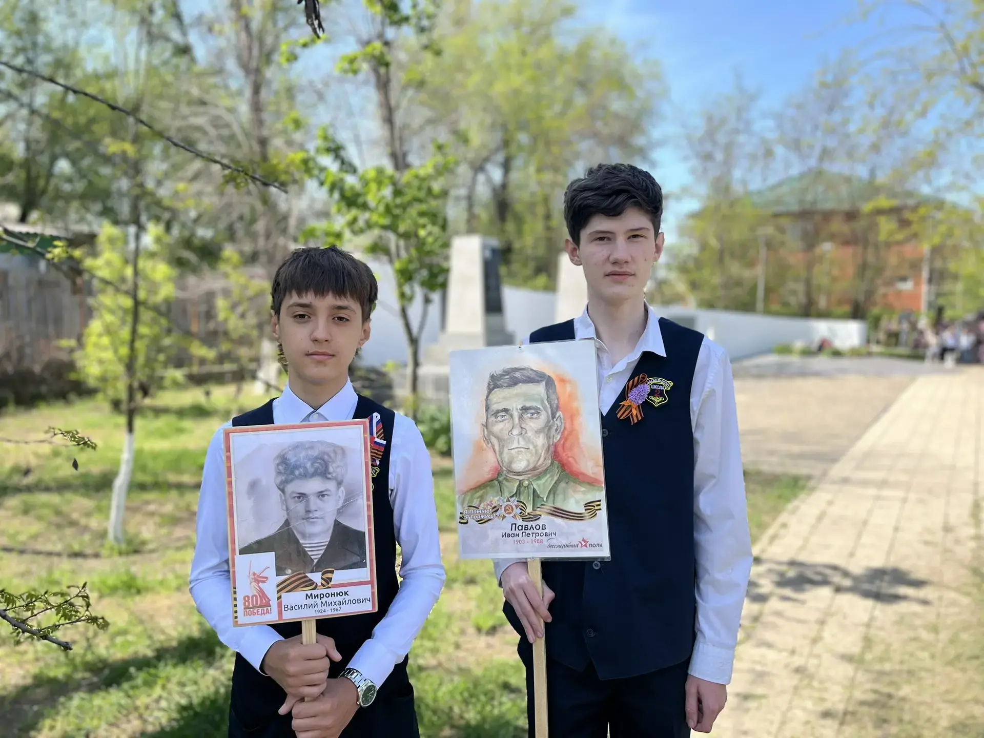 Сердцем к подвигу: как юные художники Багаевской ДШИ присоединились к «Бессмертному полку»  В преддв