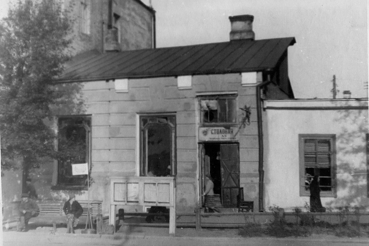 Столовая на улице Бутина, пристроенная к зданию горсовета (доходный дом Полутова, сегод...