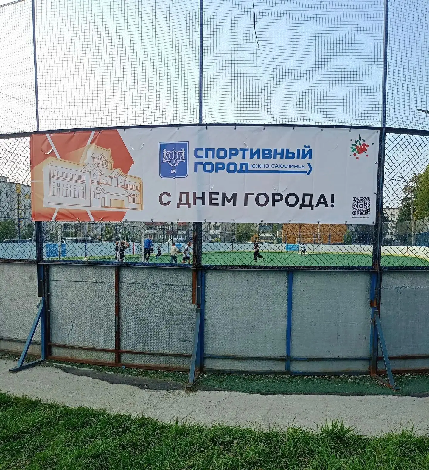 🎉 В преддверии значимых праздников мы по традиции украшаем наши корты! 🎈