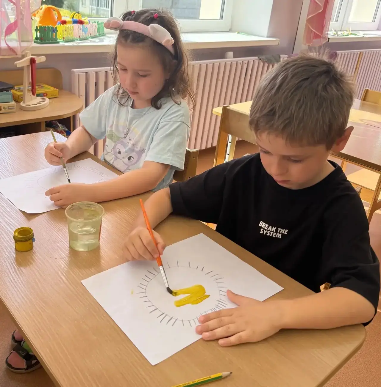 🎨 В «Озорных дельфинчиках» царило настоящее творческое настроение!

Ребята рисовали солнышко таким,