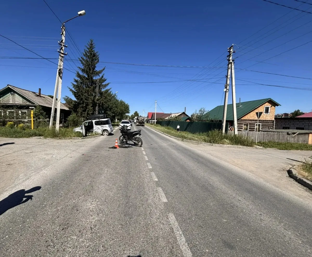 В Бердске на перекрёстке столкнулись Nissan и питбайк, пострадал водитель мотоцикла