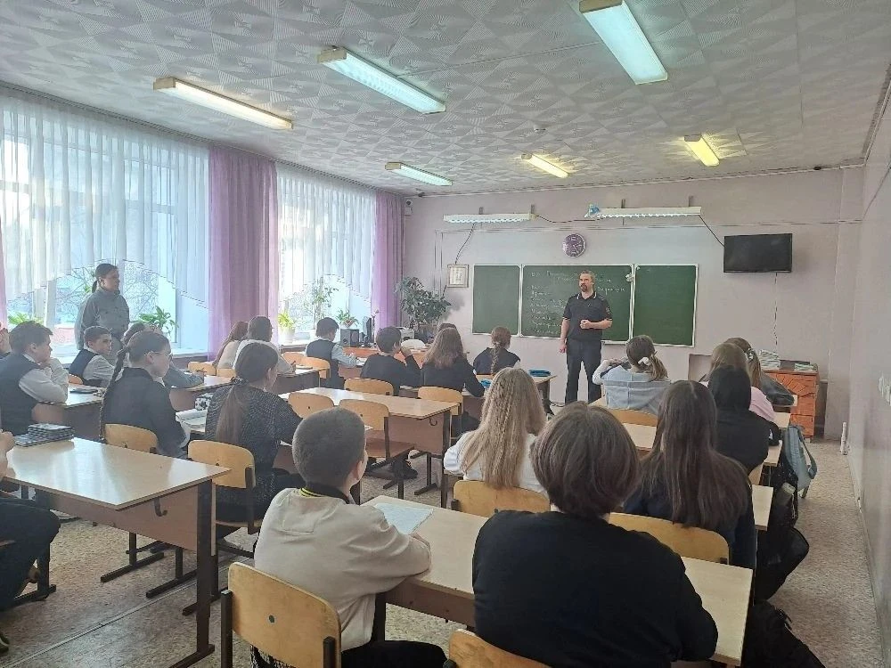 🚦В преддверии весенних каникул инспектор ГИБДД Орлов А.В. провел беседу о правилах дорожного движени