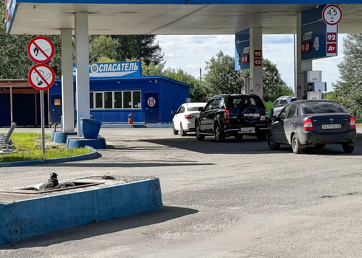 📌Бензиновый кризис отступает? Поставки в Кировскую область выросли до 520 тонн в сутки.
