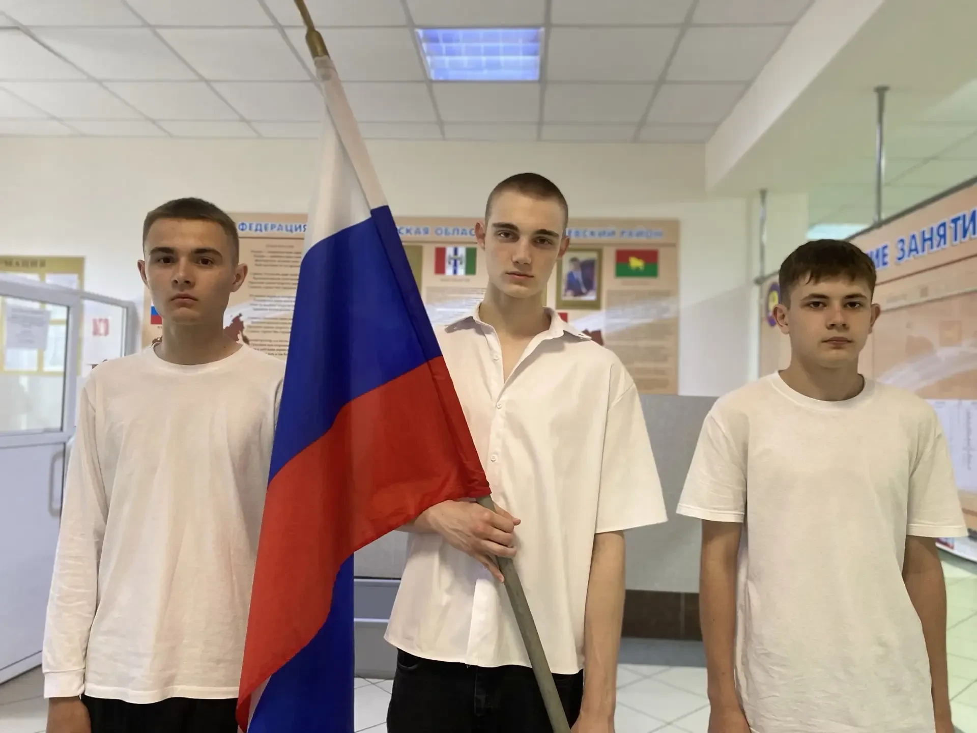 Сегодня почетное право установить флаг РФ было предоставлено студентам группы 1568, спе...