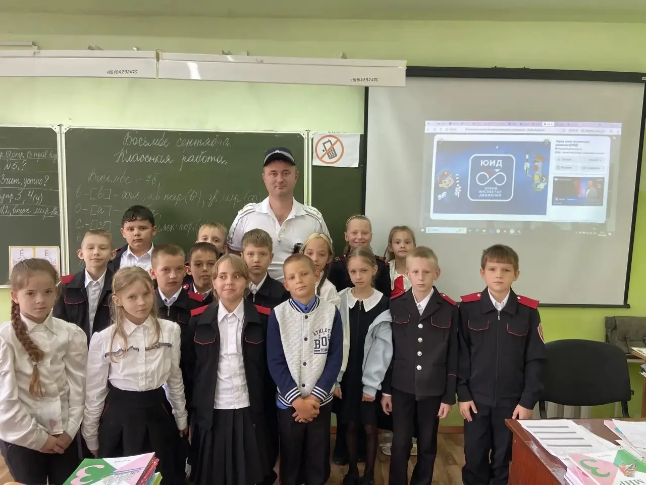 «Знай правила движения, как таблицу умножения»: инспектор ДПС в гостях у 3А класса 🚦👮‍♂️