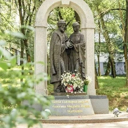 Сквер Семьи, Любви и Верности — это уютное общественное пространство для прогулок в парковой зоне ст