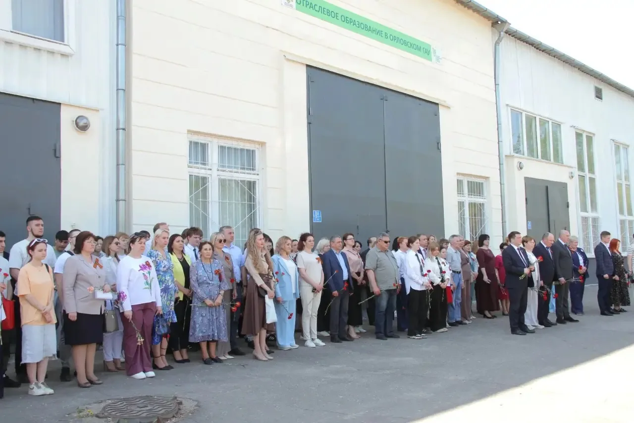 В преддверии Дня Победы в Орловском ГАУ прошла торжественная церемония возложения цветов к стелле «В