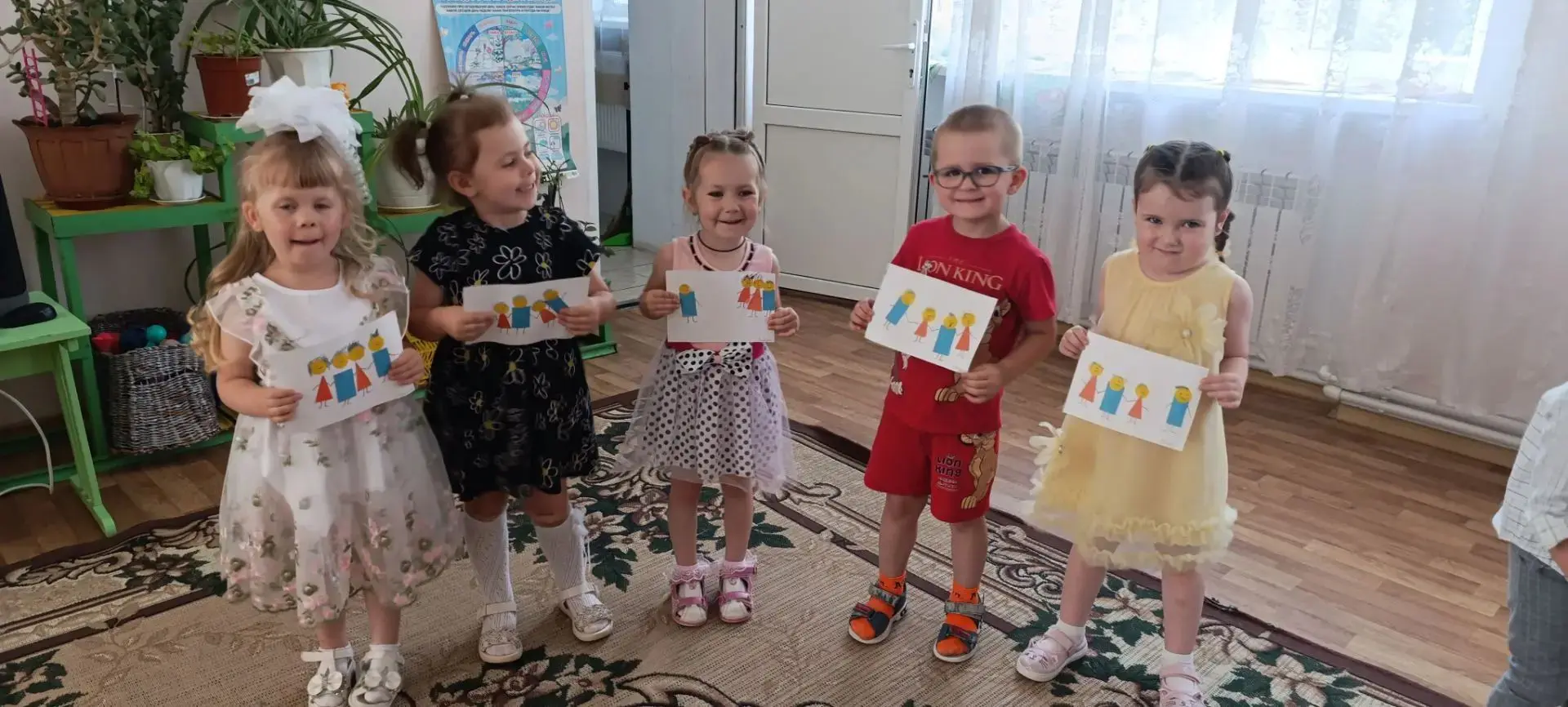 На этой неделе в нашей младшей и средней группах царила атмосфера особой нежности и тепла. Мы посвят