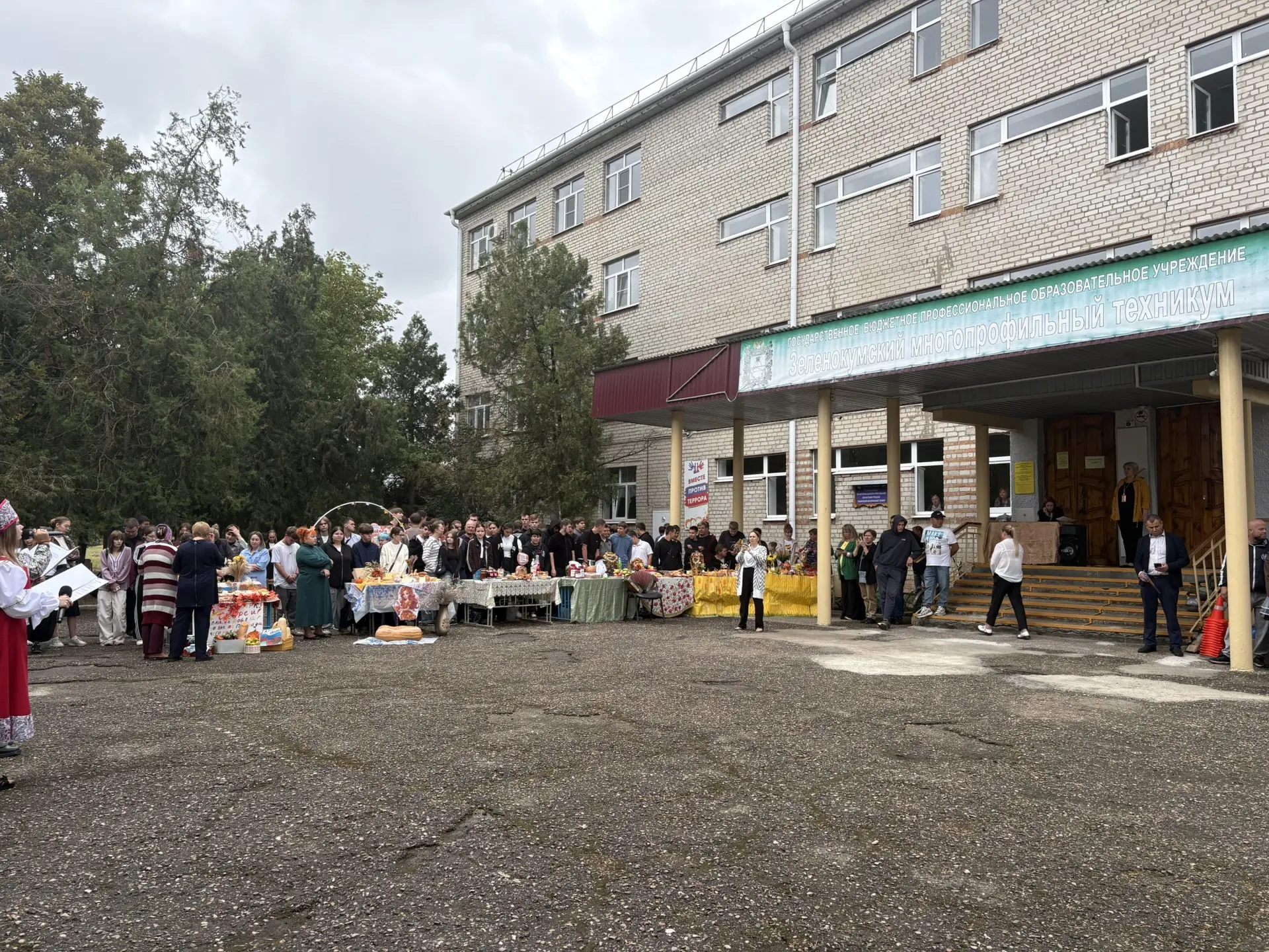 Кем быть? Девятиклассники примерили профессии на ярмарке в Зеленокумском техникуме.