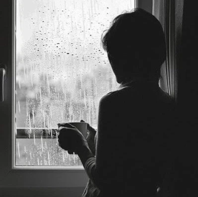 А мать у каждого одна..
Не дай вам Бог увидеть, люди,
Как та рыдает у окна
В объятьях одиноких будне