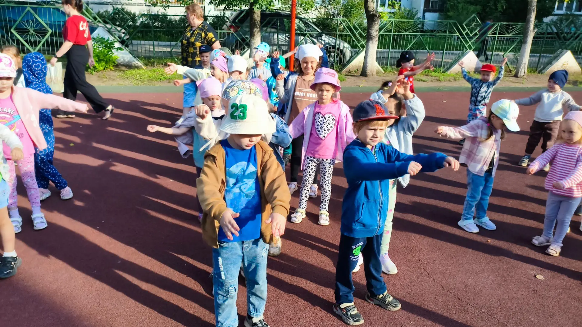 ☀️ Доброе утро начинается с весёлой зарядки — и у нас в детском саду оно точно бодрое! 😄