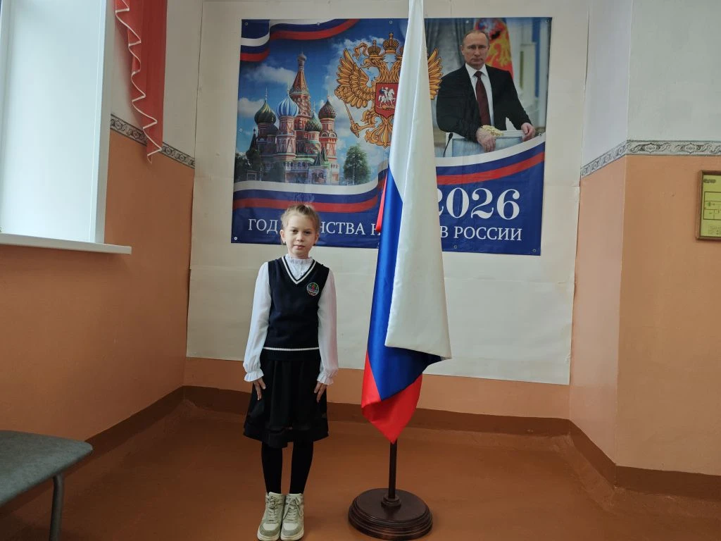 Еженедельно в нашей школе проходит торжественная церемония поднятия флага Российской Фе...