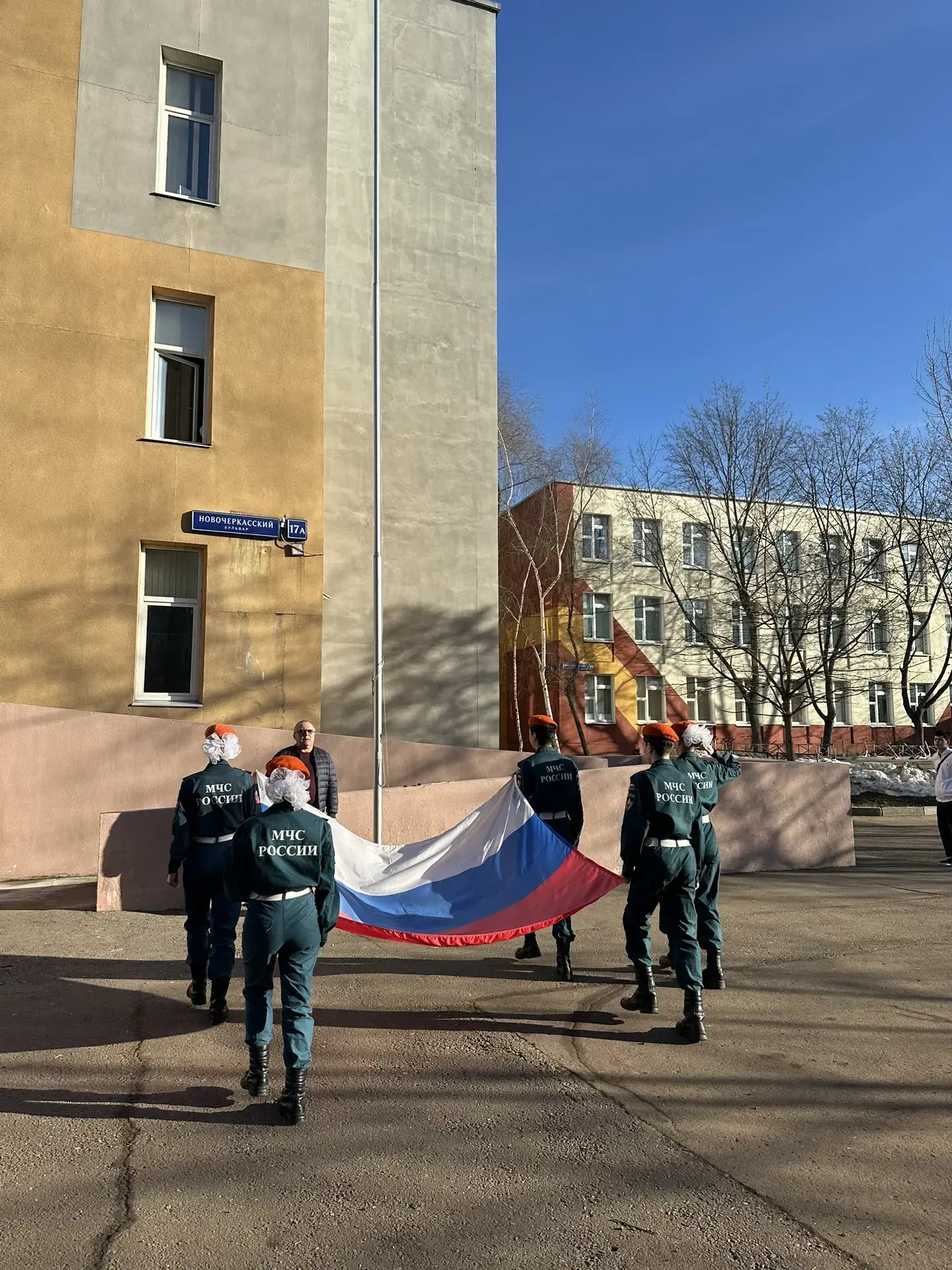 📆 Предканикулярная неделя началась в этот понедельник с традиционной Торжественной церемонии подняти