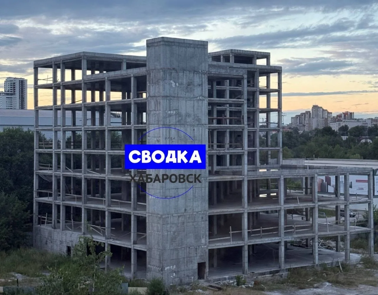 Стройка у Рабочего Городка, несколько групп детей и подростков забрались на последние этажи этого не