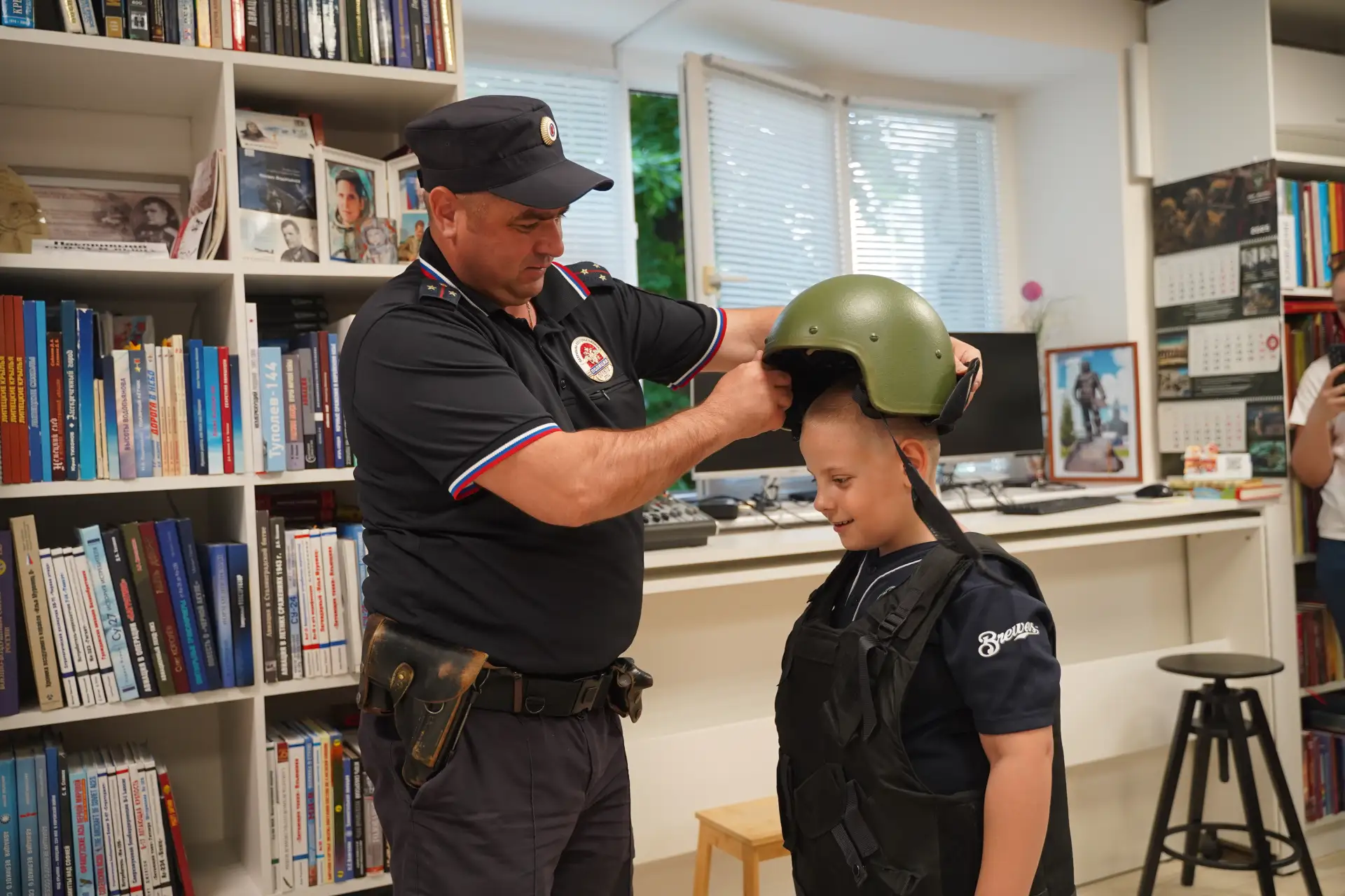 👮‍♂️Сотрудники патрульно-постовой службы познакомили воспитанников школьного лагеря со...
