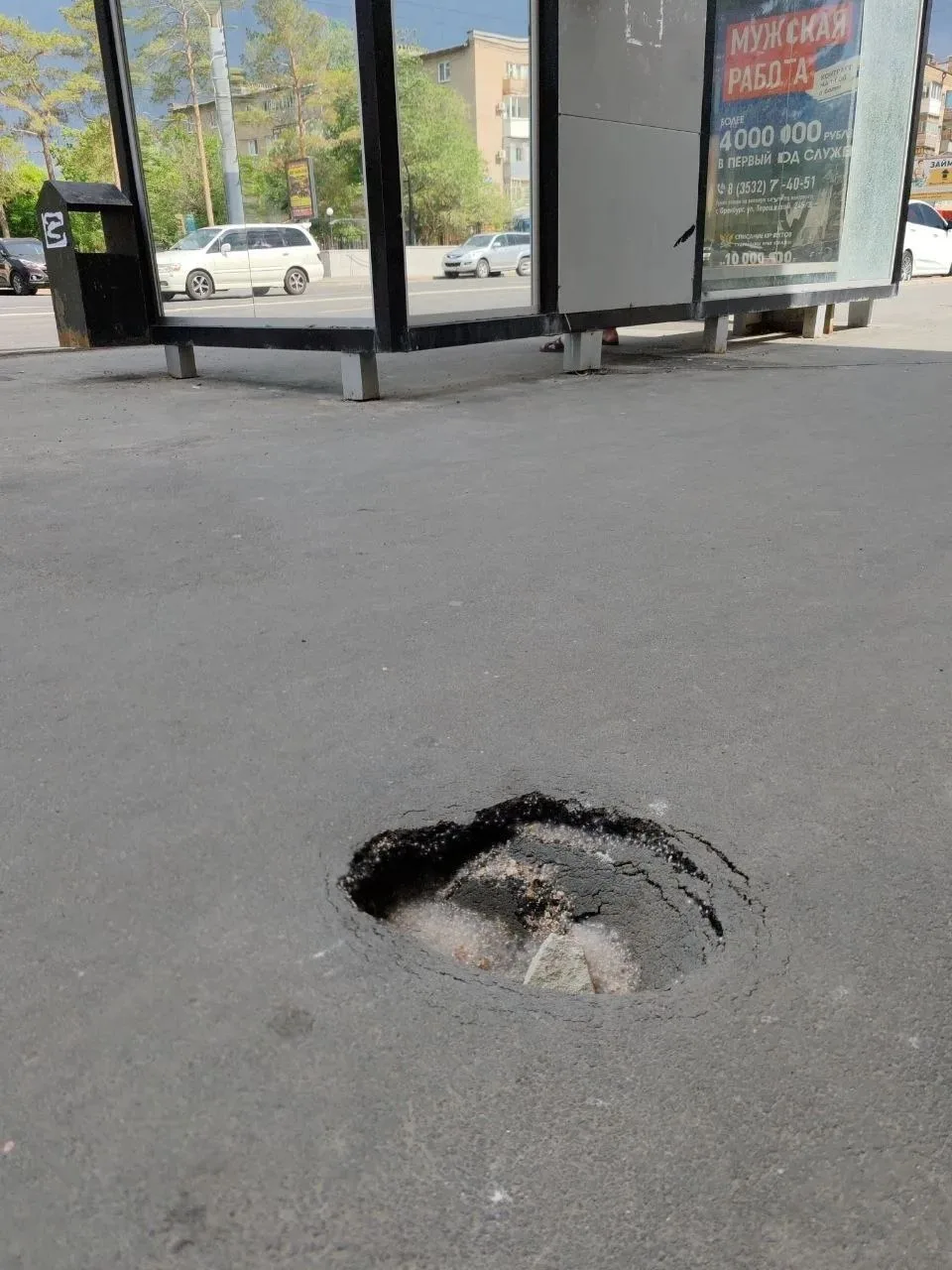В центре Оренбурга на улице Маршала Жукова, рядом с остановкой «Филармония», прямо на п...