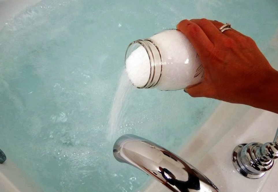 СОДОВЫЕ ВАННЫ

🛀 Содовые ванны прекрасно дезинфицируют. Добавив в воду немного соды, можно бороться