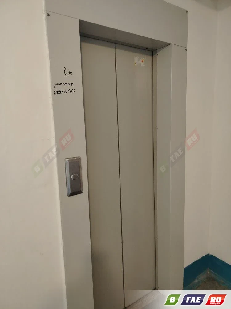 Жители девятиэтажки на Декабристов, 6 (4 подъезд) вынуждены ежедневно тренировать ноги. Лифт здесь н