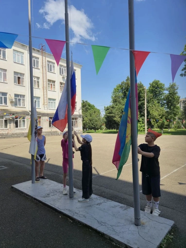 День в «Веге»: готовимся к главному празднику страны! 🇷🇺

Сегодня в нашем лагере царила особенная 