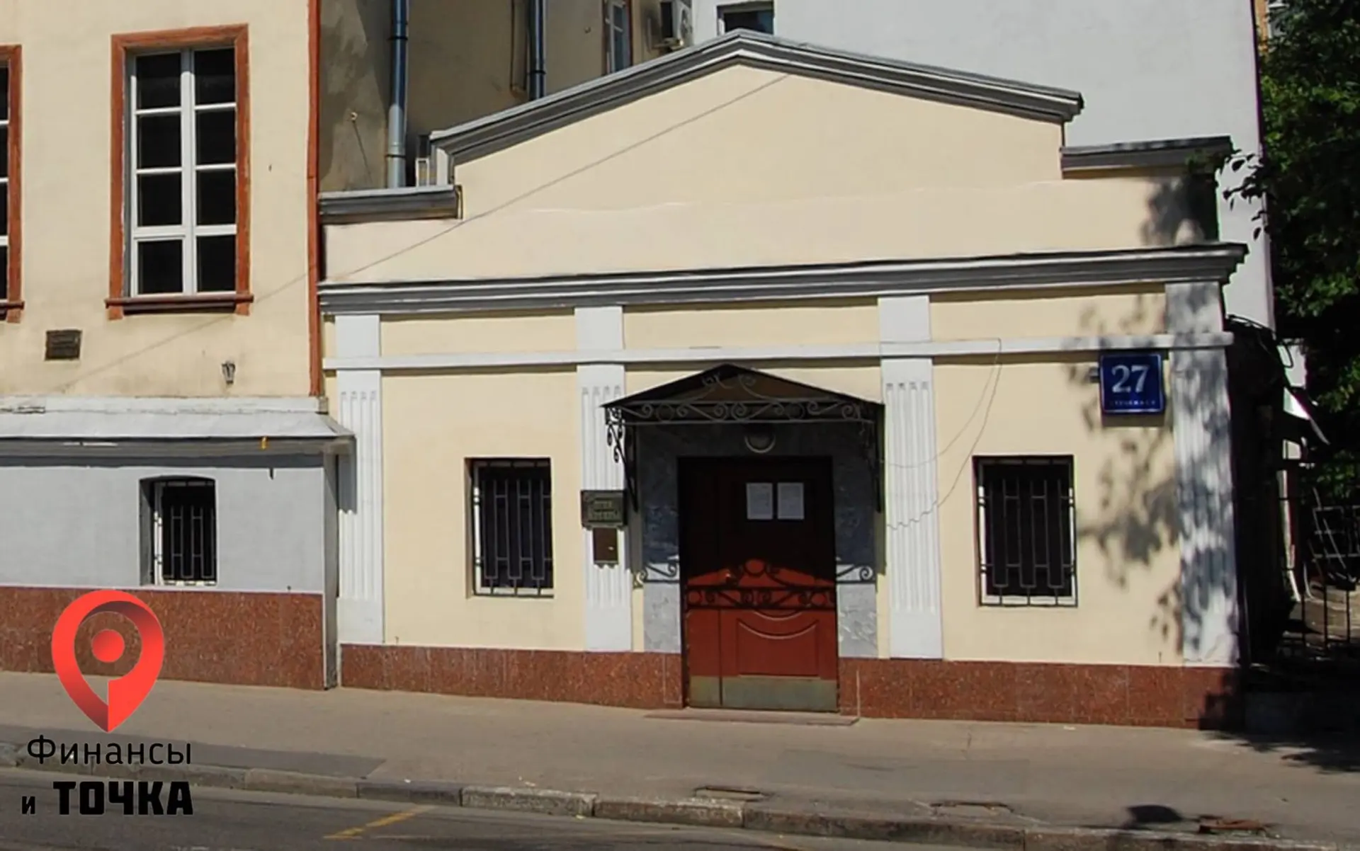 В центре Москвы продают столетний дом по цене квартиры.

За здание площадью 64 кв. м на Новой Басман